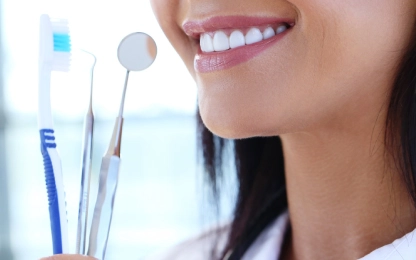 Imagem de uma mulher sorrindo e segurando uma escova, um bisturi e um mini espelho