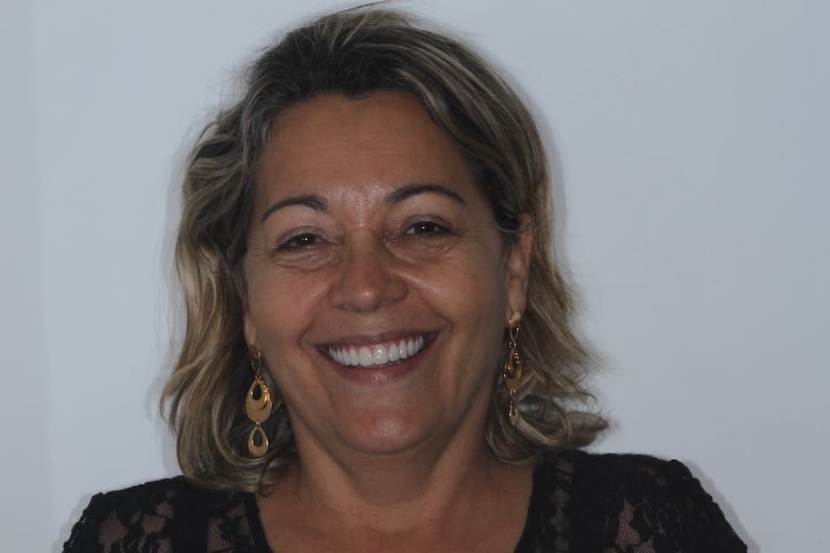 Paciente da Estética Vitae sorrindo após implante dentário 