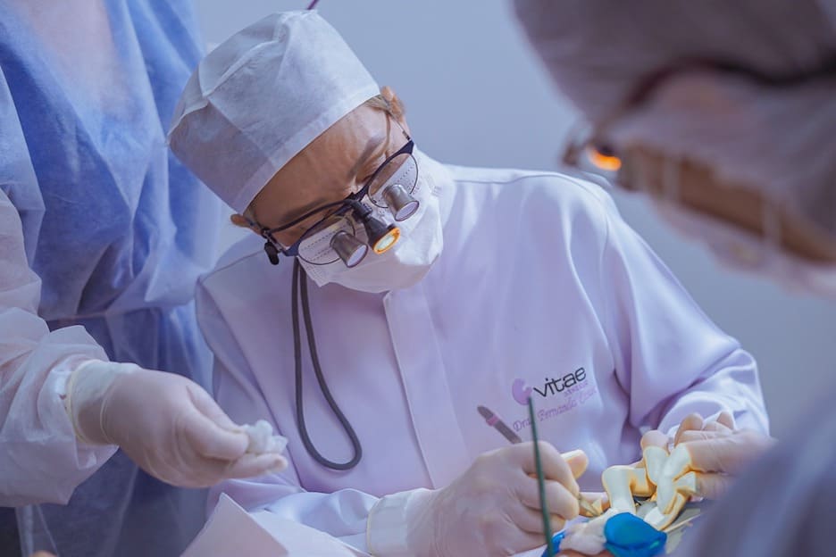 Dentista da Estética Vitae em Goiânia realizando Restauração de Resina 